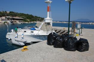 Καθαρισμός δυσπρόσιτων ακτών - Λιμάνι Νέας Επιδαύρου - 15/6/2017: Ξεφόρτωμα απορριμμάτων για διαχωρισμό και ανακύκλωση