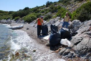 Καθαρισμός δυσπρόσιτων ακτών - Νήσος Κυρά - 26/4/2017: Συγκέντρωση απορριμμάτων κεντρικής παραλίας